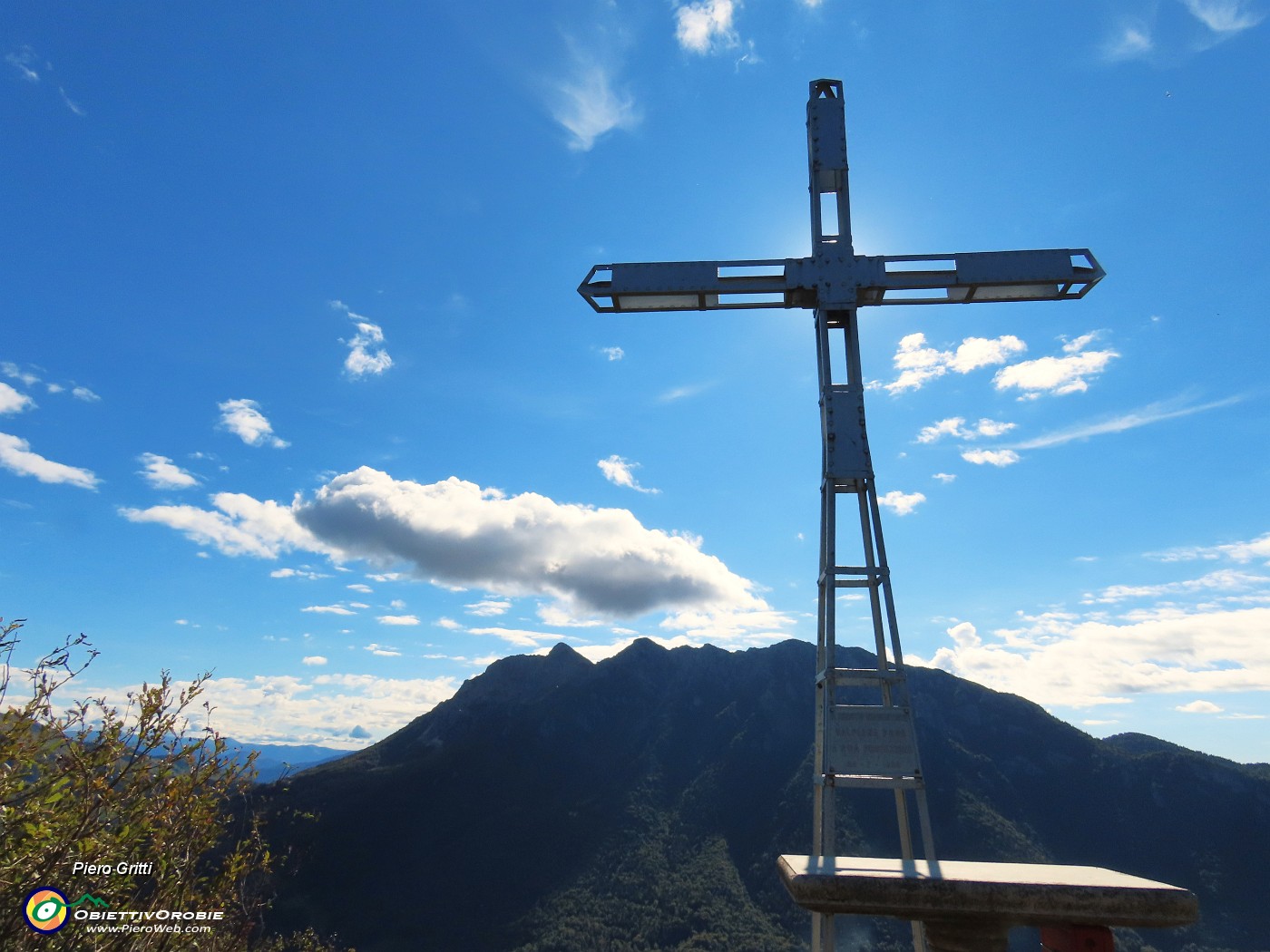 02 Alla croce del Monte Castello (1425 m) controsole con vista in Alben.JPG